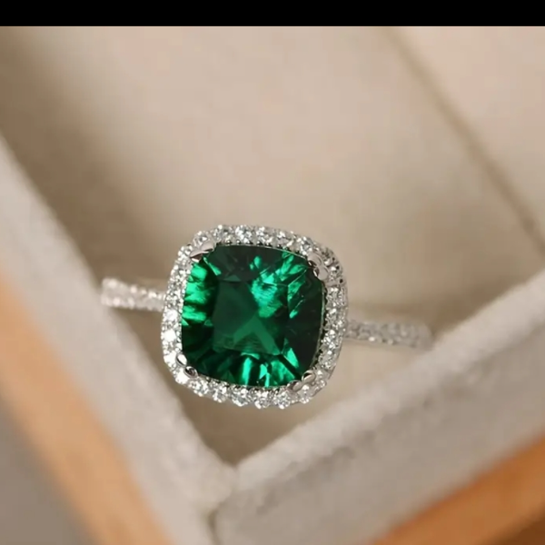 Green fashionable retro minimalist luxury heart shaped synthetic Zirconia  Romantic ring