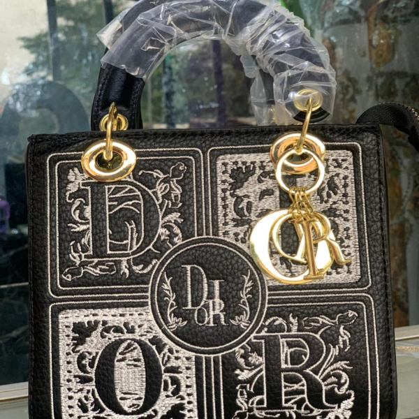 Elegant Shoulder/Crossbody Purse - Black