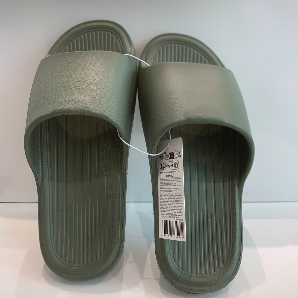 Men’s slippers with stripes